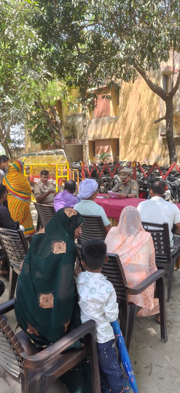 अहिरौली बाजार के परिसर मे थाना प्रभारी प्रविंद्र राय के नेतृत्व मे फरियादियों की प्रार्थना पत्र को निस्तारण किया गया