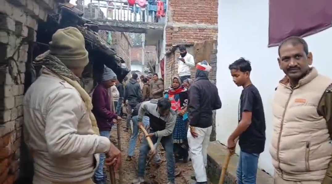 अहिरौली बाजार के अंतर्गत ग्राम रघुनाथपुर मे कई वर्षो से चल रही नाली के विबाद को राजस्व विभाग के द्वारा टीम गठित कर दिनांक 03,01,2026 दिन शनिव को नायब तहसीलदार कप्तानगंज एकता त्रिपाठी के नेतृत्व मे निस्कराया गया