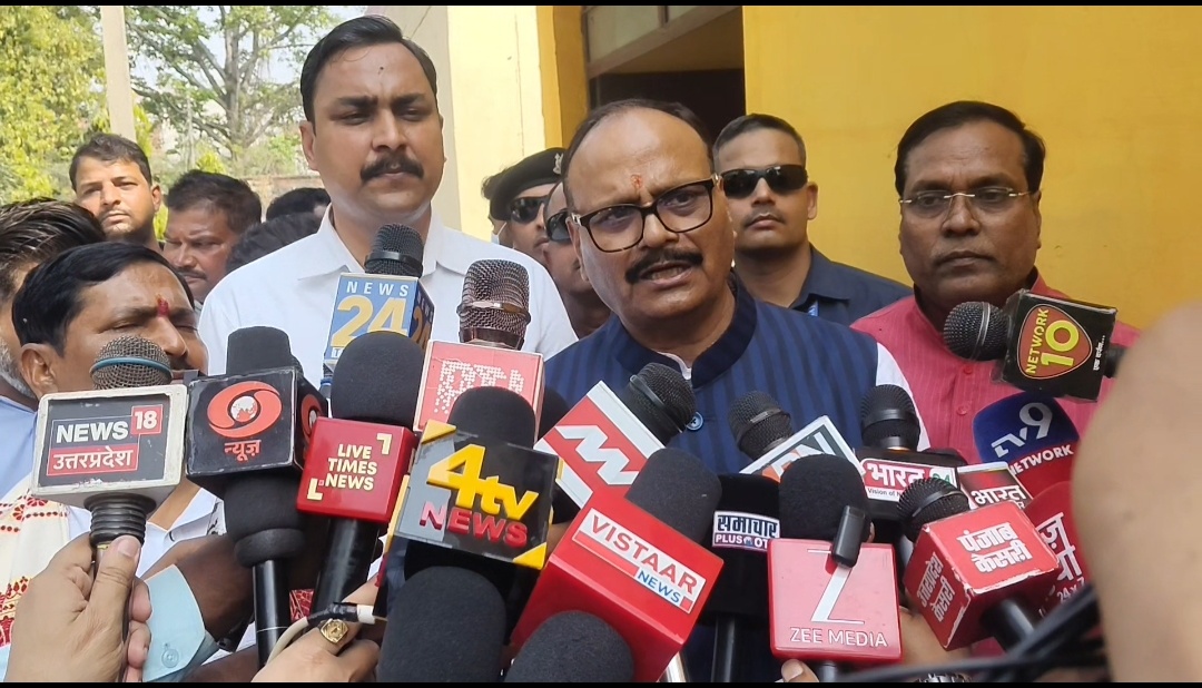 उप मुख्यमंत्री ने सीएचसी फाजिलनगर का औचक निरीक्षण स्वास्थ्य सेवाओं की गुणवत्ता परखी