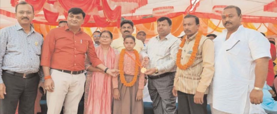 इसरो-एएसआई की प्रतियोगिता में प्रथम स्थान प्राप्त अलीजा को बीएसए ने किया सम्मानित  कक्षा चार की प्रतिभा ने राष्ट्रीय मंच पर जनपद का मान बढ़ाया